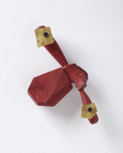 Brosche, 2005. Wacholderholz rote Farbe, Eisen, Gold. L 11,2 cm, B 6,2 cm, H 3 cm