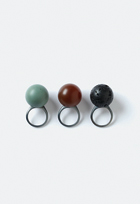 „Ball Ring“, 2001 (Ausf. 2014). Jade, Karneol, Lava, Silber, D 2,3 cm
