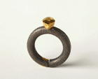 Ring „Clou“, 2007. Titanium, Gold. L 2,3 cm, B 2,3 cm, H 2 cm