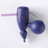 Brosche, 2003. Wacholderholz, blaue Farbe, Eisen, Rubin, synthetisch. L 8,2 cm, B 10 cm, H 4,2 cm